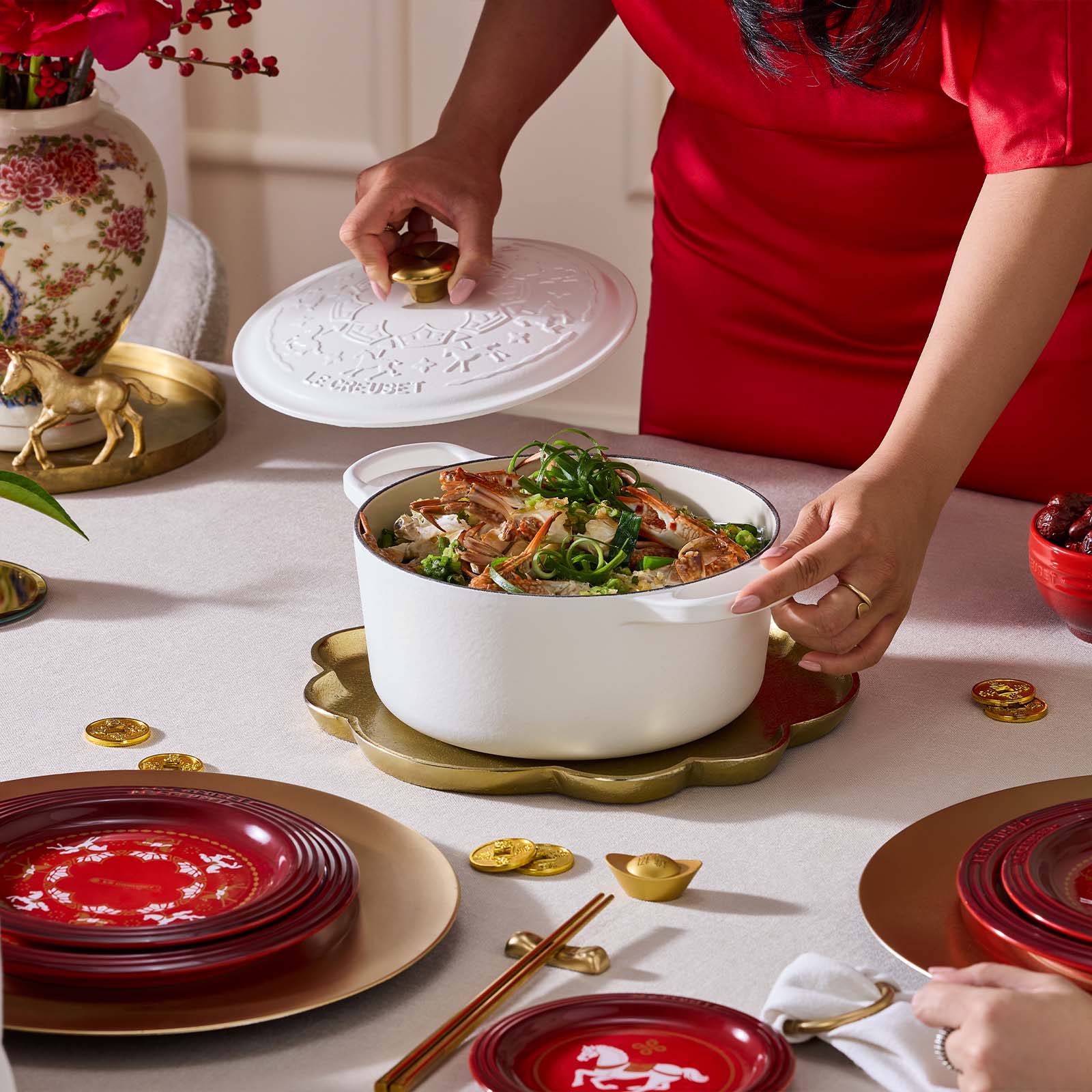 Carousel Round Casserole (Gold Knob) image number 6