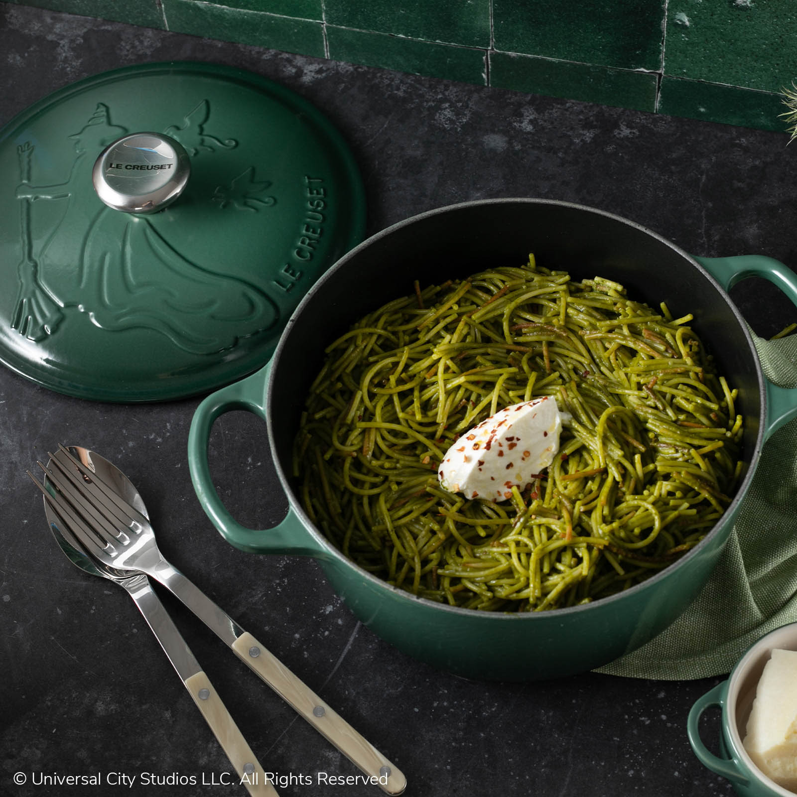 Wicked Elphaba 浮雕圓形琺瑯鑄鐵鍋 image number 7