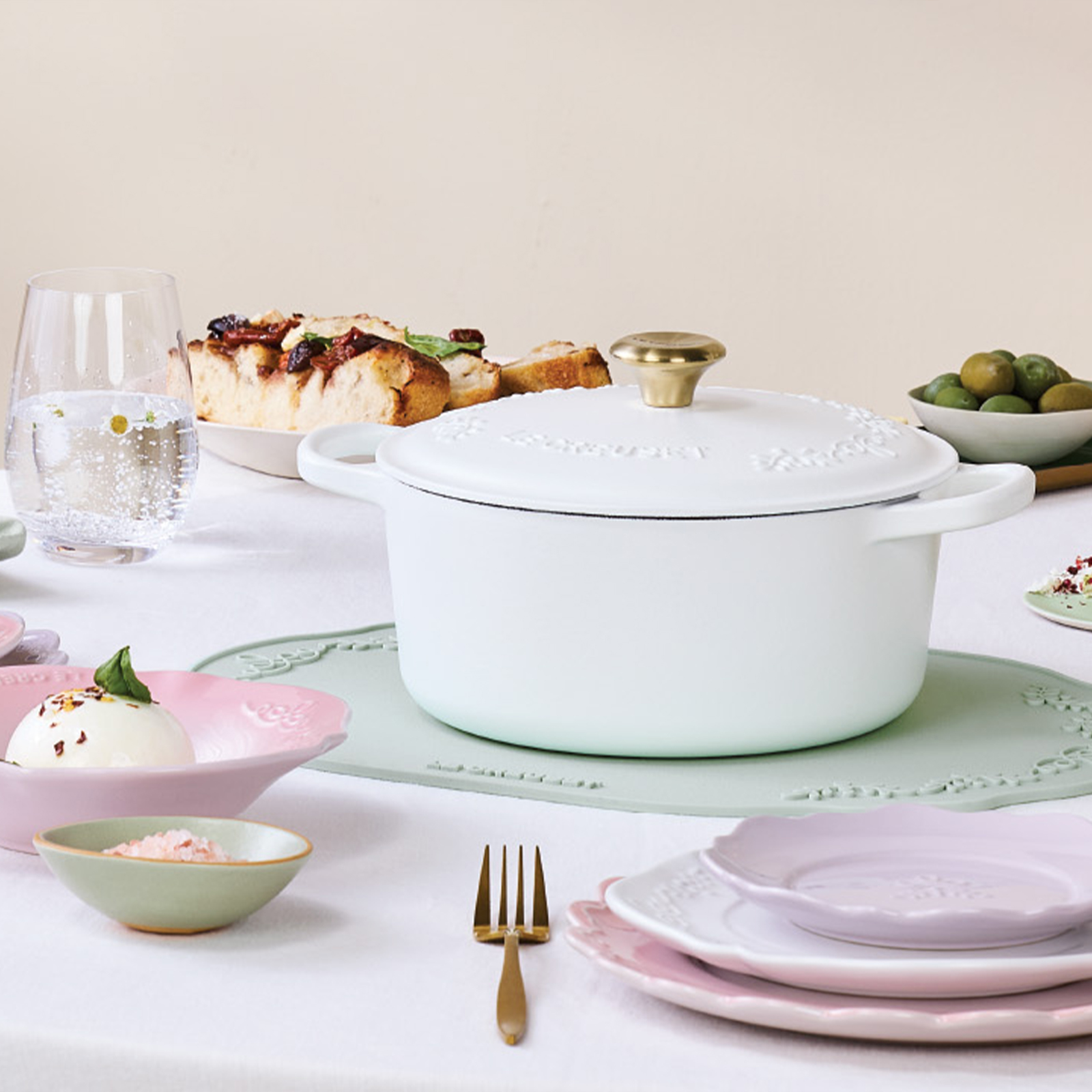 Eternity Lace Round Casserole 22cm Cotton + Set of 4 Tableware Special Set