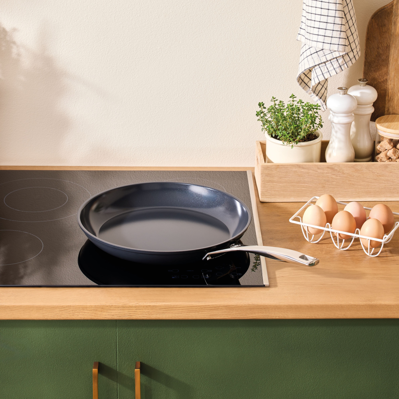 Essential Non-stick Ceramic Frying Pan image number 6