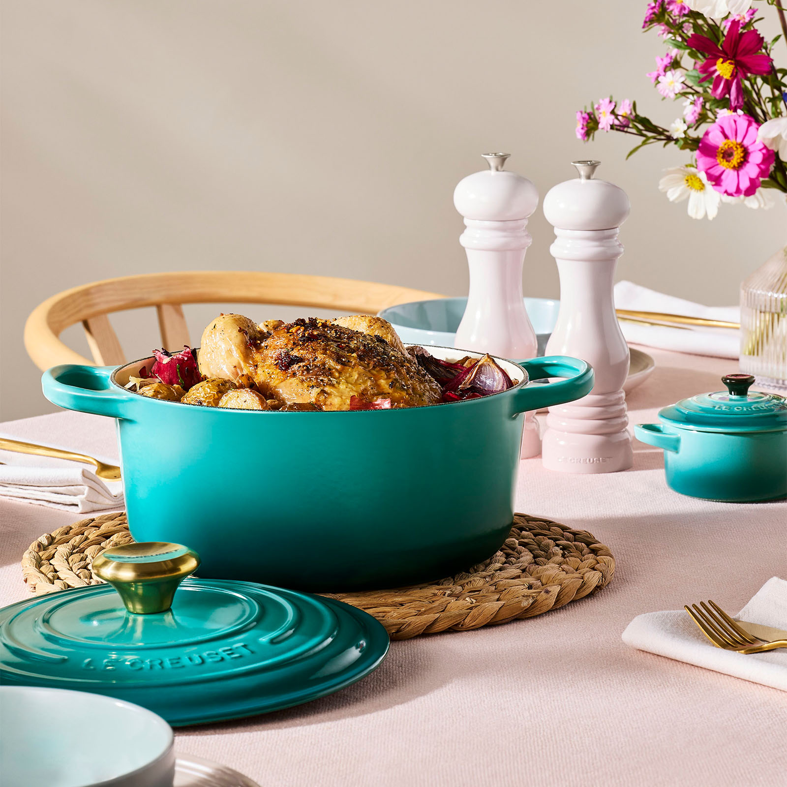 Round Casserole (Light Gold Knob) image number 5