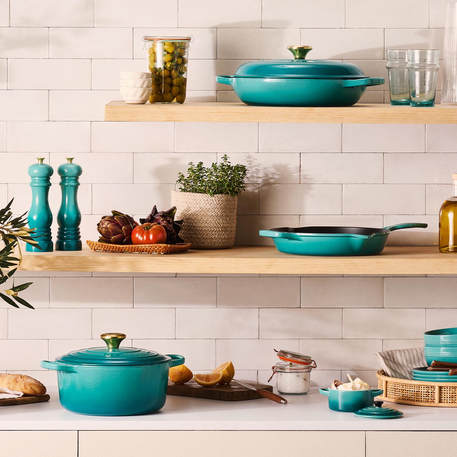 Round Casserole (Light Gold Knob) image number 7