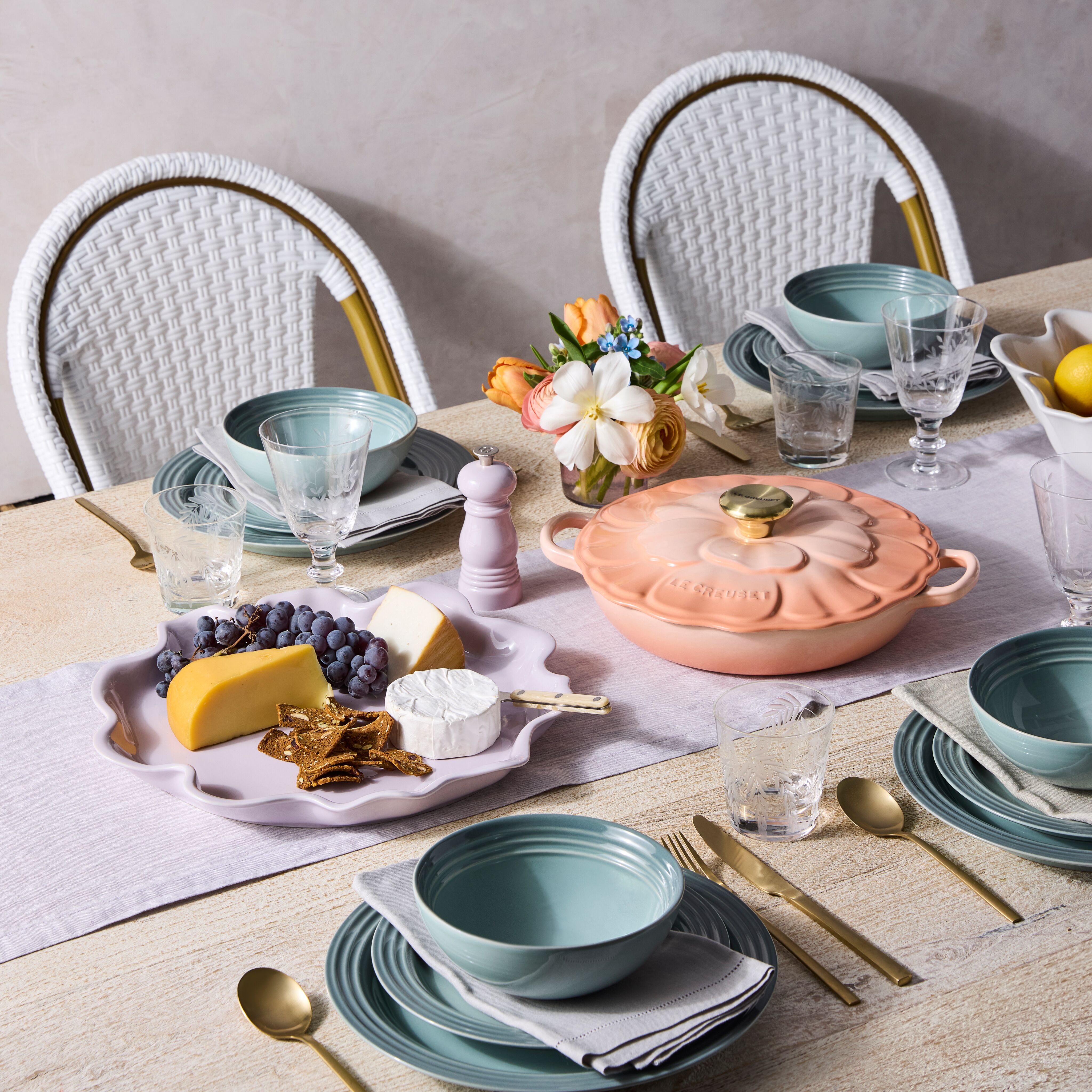 Petal Buffet Casserole (Light Gold Knob) image number 6