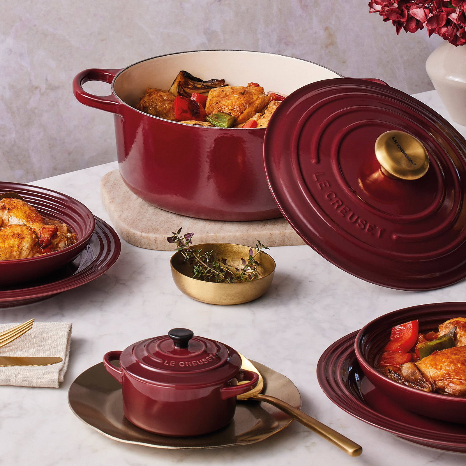 Round Casserole (Gold Knob) image number 5